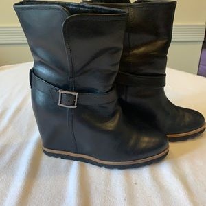 NWOT UGG pull on wedge boot
